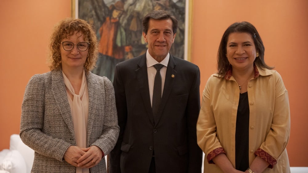 Mariana Isasi junto al gobernador Carlos Sadir y Claudia Mojica