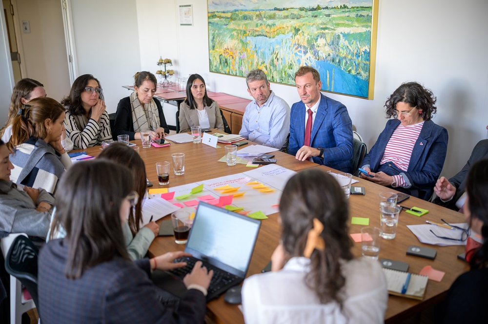 Personas intercambiando ideas sentadas alrededor de una mesa