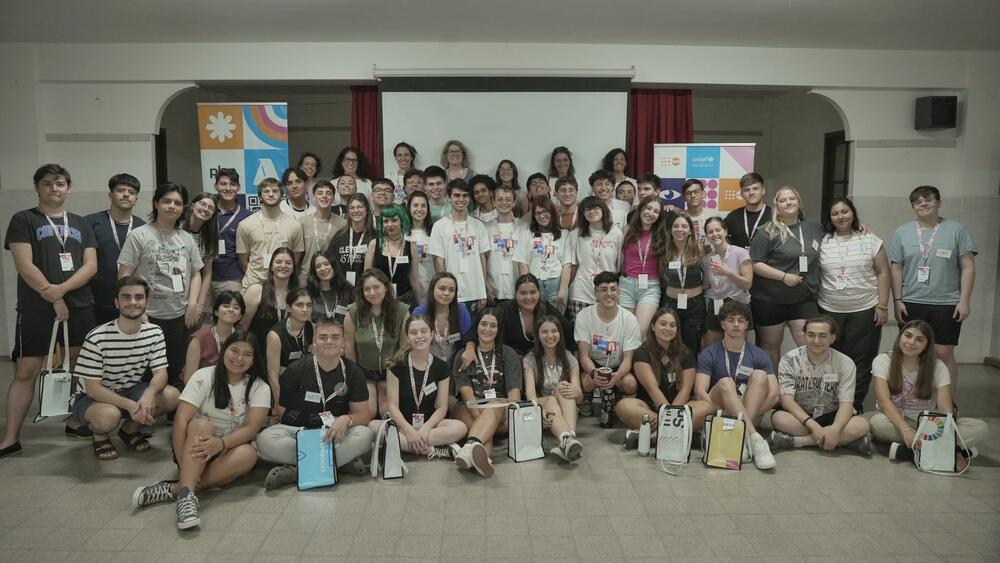 Todo el grupo de jóvenes, facilitadores e integrantes de los equipos de UNICEF y UNFPA en una foto grupal final