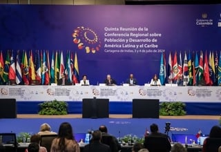 Imagen de seis autoridades de organismos internacionales sentadas en la 5° Conferencia de Población y Desarrollo.