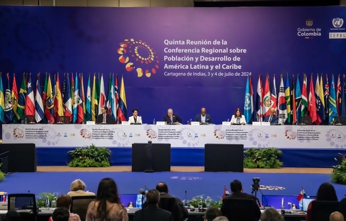 Imagen de seis autoridades de organismos internacionales sentadas en la 5° Conferencia de Población y Desarrollo.
