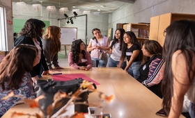 Grupo de mujeres jóvenes y adolescentes conversa sobre la ESI alrededor de una mesa en Jujuy