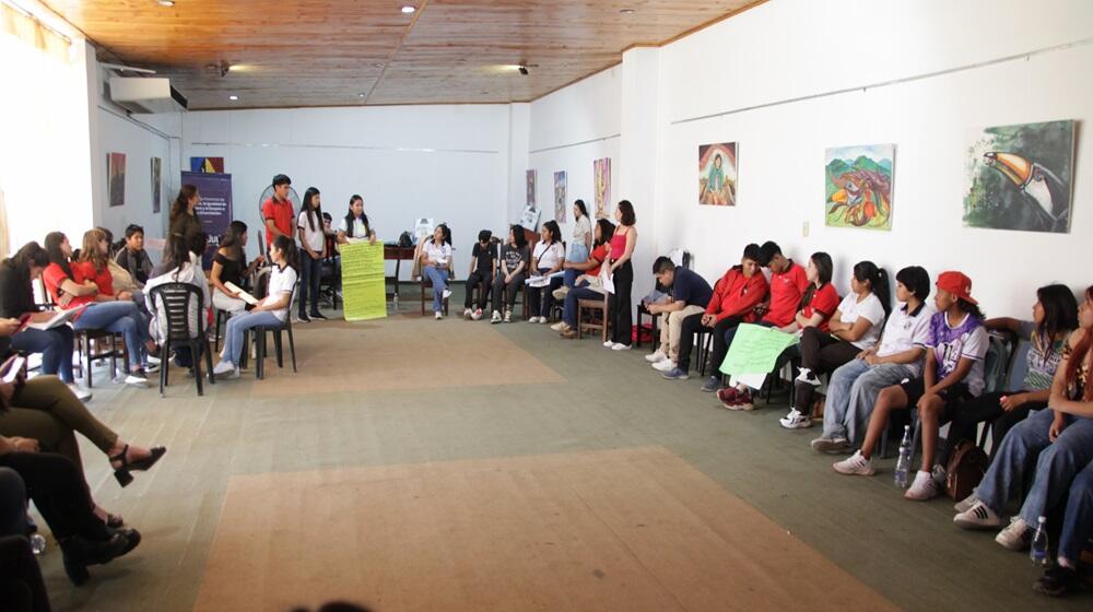 Ronda de adolescentes y jóvenes sentados en sillas en uno de los talleres realizados en Jujuy