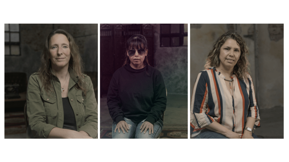 Imagen con tres mujeres frente a la cámara. Una de ellas lleva puestos lentes negros