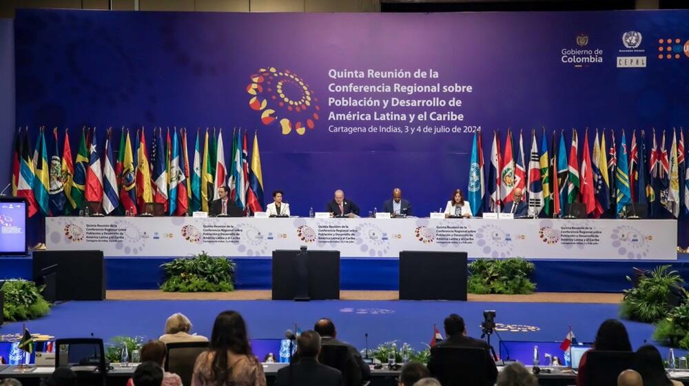 Imagen de seis autoridades de organismos internacionales sentadas en la 5° Conferencia de Población y Desarrollo.