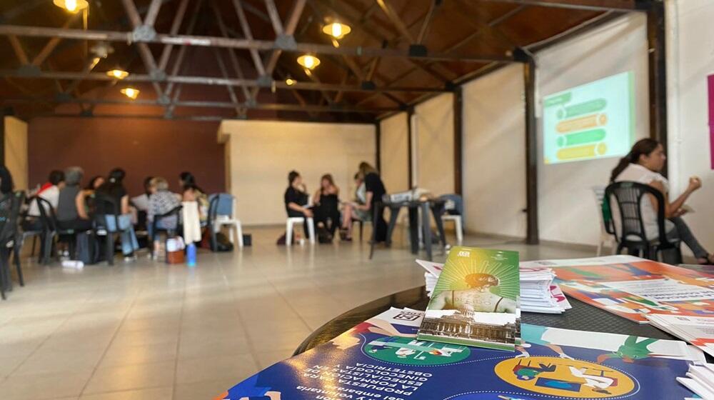 Personas reunidas en un salón, donde analizan la situación del aborto en Chaco